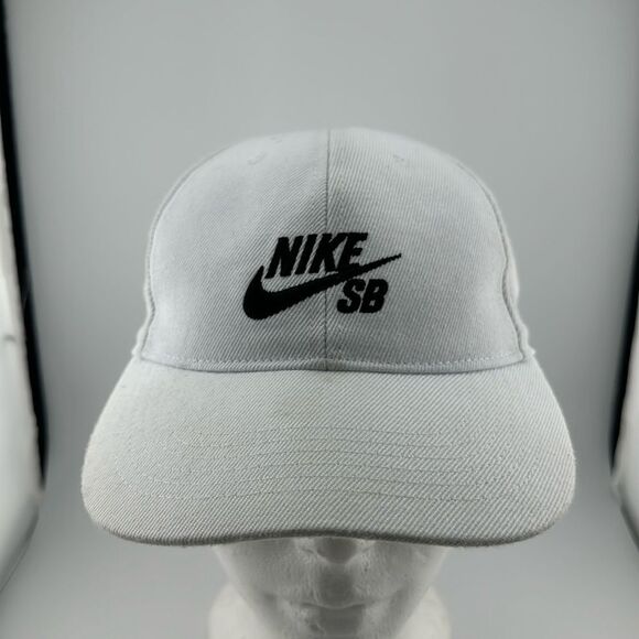 Kids Nike SB white SnapBack hat - Picture 1 of 4